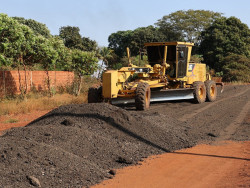 Ruas do distrito de Vila Formosa recebem cascalhamento