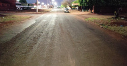 Homem deitado no meio da rua morre ao ser atropelado por carro em cidade de MS