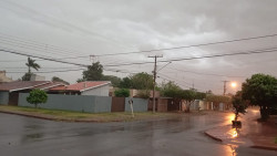 Chegada da primavera tem temporal e queda de temperatura em Dourados