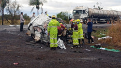 Onix e carreta batem de frente na BR-163; condutor do carro morre entre as ferragens