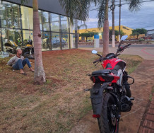 Foragido do semiaberto é flagrado furtando motos após quebrar vidraça de loja