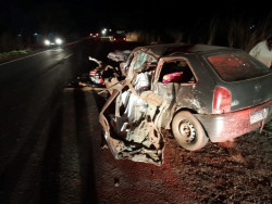 Homem morre e três ficam feridos em acidente entre caminhão e Gol em rodovia estadual
