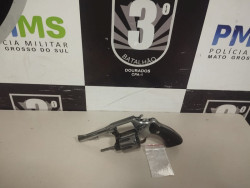 Rapaz é preso pela PM com cocaína e revólver com numeração raspada em Dourados