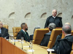 STF não deixará de julgar leis que afrontam a Constituição, diz Fachin