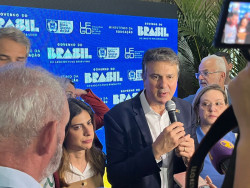 Recebido com protesto na UFGD, ministro ouve reivindicações e promete solução