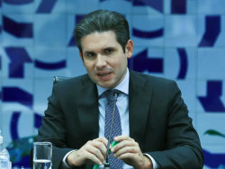 Hugo Motta confirma para hoje votação de isenção do Imposto de Renda