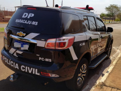 Ação policial prende quatro pessoas ligadas à facção criminosa e apreende arma e drogas