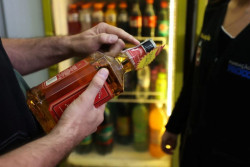 Prefeitura e Vigilância Sanitária alertam para riscos de intoxicação por metanol