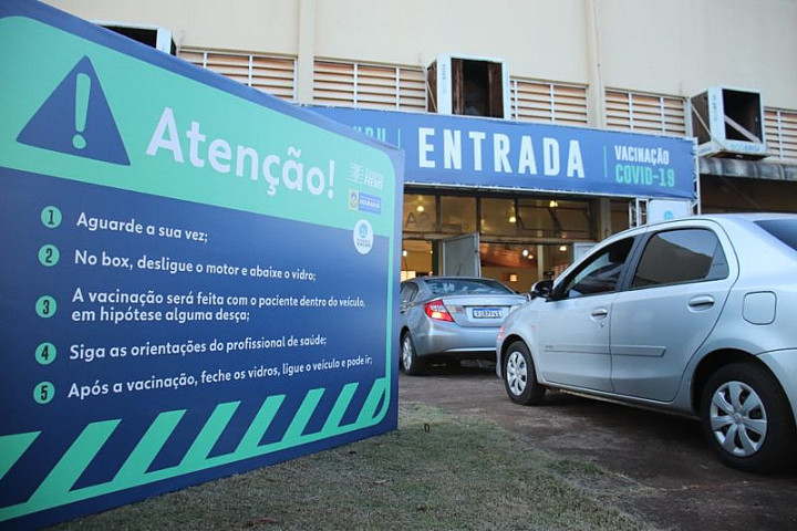 Serão 24 horas de vacinação contra a Covid-19 no drive-thru do pavilhão Dom Teodardo Leitz (Imagem: Assecom)