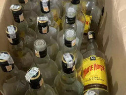 Caminhoneiro é flagrado com 900 quilos de garrafas para falsificação de uísque