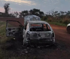 Casal de irmãos é preso por suspeita de assassinar homem e incendiar carro com corpo dentro