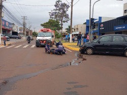 Meriva cruza sinal vermelho, bate em moto e mulher fica ferida