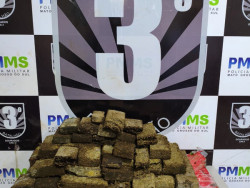 Polícia Militar apreende 33,6 quilos de maconha abandonada em área rural de Dourados