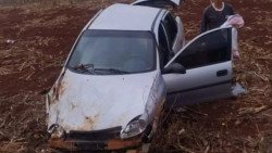 Carro com recém-nascido a caminho de hospital capota na MS-276