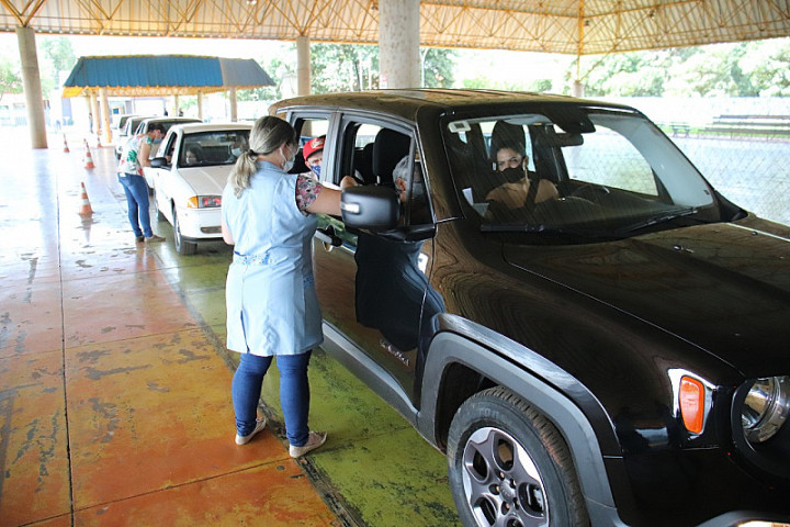 Idosa é vacinada no drive-thru do Complexo Jorjão (Leandro Silva)