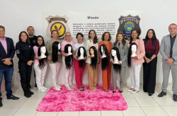 Perucas confeccionadas por reeducandas são entregues à Rede Feminina de Combate ao Câncer