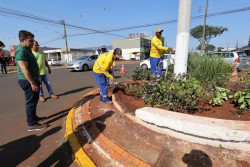 Prefeitura recupera floreiras nos canteiros centrais da cidade