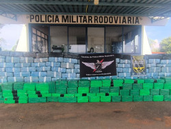 Veículos roubados são apreendidos com 3,2 toneladas de maconha na fronteira