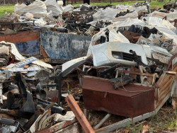 Detran de MS oferece lote único de 60 toneladas de restos de veículos
