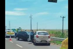 Gol perde o controle em rotatória e causa colisão com mais 2 veículos na BR-163