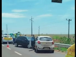Gol perde o controle em rotatória e causa colisão com mais 2 veículos na BR-163