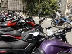 Trabalhador por aplicativo ganha mais, porém tem jornadas mais longas