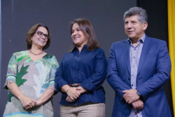 Prefeita repete “presente de Natal” e vai cortar salários de comissionados para garantir 13º