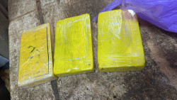 Dupla é presa com 3 quilos de cocaína em comércio de fachada