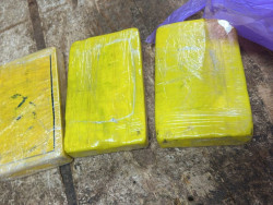 Dupla é presa com 3 quilos de cocaína em comércio de fachada