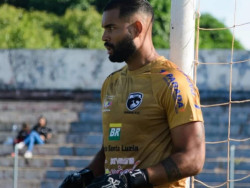 Goleiro brasileiro denuncia racismo durante jogo de futebol em Pedro Juan
