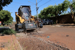 Ações de tapa-buracos são intensificadas nos bairros Santa Brígida, Flórida I e Ouro Verde