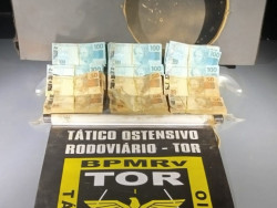 Paraguaios são flagados com R$ 90 mil dentro de caixa de som na fronteira