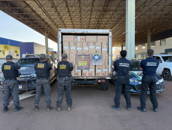 DOF e Receita Federal recuperam caminhão furtado e apreendem cigarros
