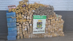 Perseguição termina com queda de moto e apreensão de maconha em residência de foragida