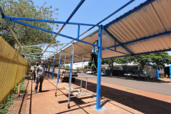 Praça do Cinquentenário recebe estrutura fixa e coberta para feirantes