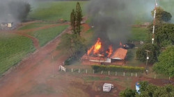 Grupo de 50 indígenas armados invade e ateia fogo em fazenda em Caarapó
