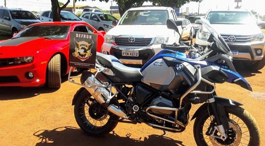 Moto BMW, Camaro vermelho e as duas Hilux apreendidas pela Defron (Divulgação)