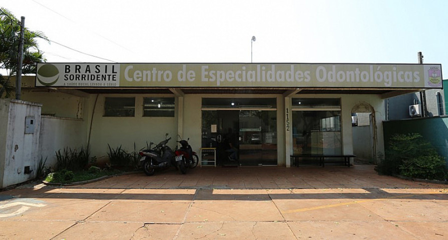 Prédio do Centro de Especialidades Odontológicas apresenta rachaduras e sinais de infiltração (Imagem: A. Frota)