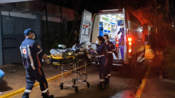 Mulher fica em estado gravíssimo ao bater moto contra lixeira no Monte Líbano