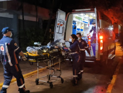 Mulher fica em estado gravíssimo ao bater moto contra lixeira no Monte Líbano