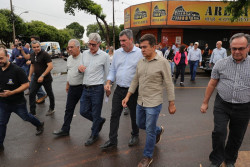 Marçal e Riedel vistoriam recapeamento e assinam ordens de serviço para passarela e asfalto