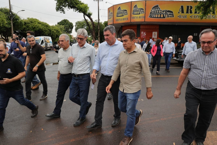 Marçal e Riedel vistoriam recapeamento e assinam ordens de serviço para passarela e asfalto