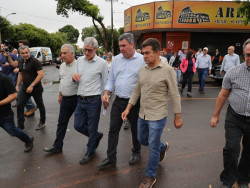 Marçal e Riedel vistoriam recapeamento e assinam ordens de serviço para passarela e asfalto