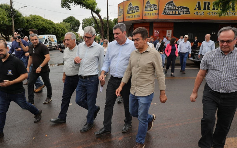 Marçal e Riedel vistoriam recapeamento e assinam ordens de serviço para passarela e asfalto