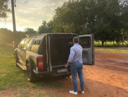 Homem é preso pelo SIG após agredir a mãe com foice e chutes em aldeia