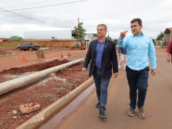 Marçal e senador Nelsinho Trad vistoriam obras de asfalto do Parque dos Jequitibás