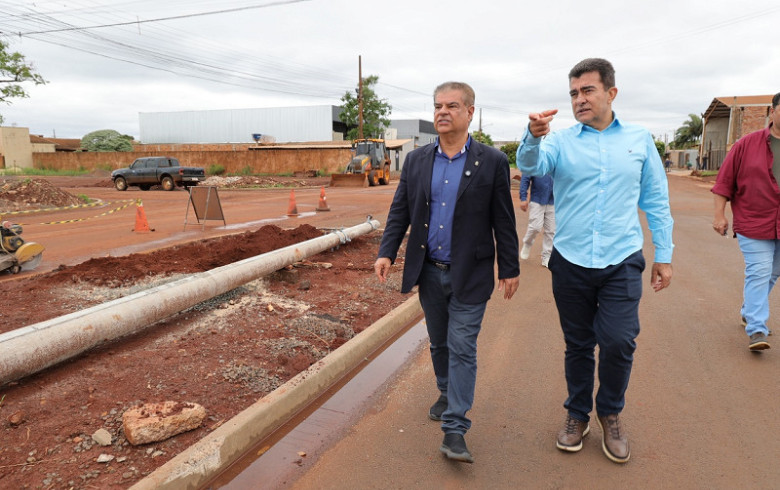 Marçal e senador Nelsinho Trad vistoriam obras de asfalto do Parque dos Jequitibás