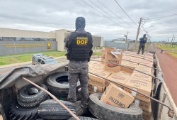 Carreteiro de 47 anos é preso com cigarros e pneus avaliados em R$ 1 milhão