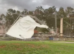 Estrutura montada para aniversário de Naviraí é destruída por forte vendaval