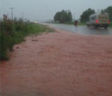 Chuva atinge 120 milímetros em Deodápolis e alaga estrada em Ivinhema